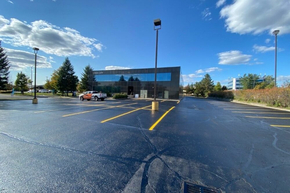 Commercial asphalt sealing and repair project