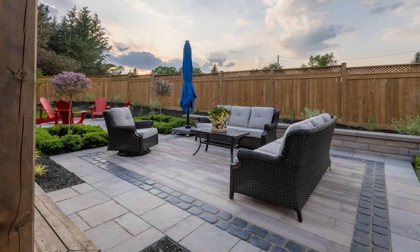 Interlocking Brampton Lounge