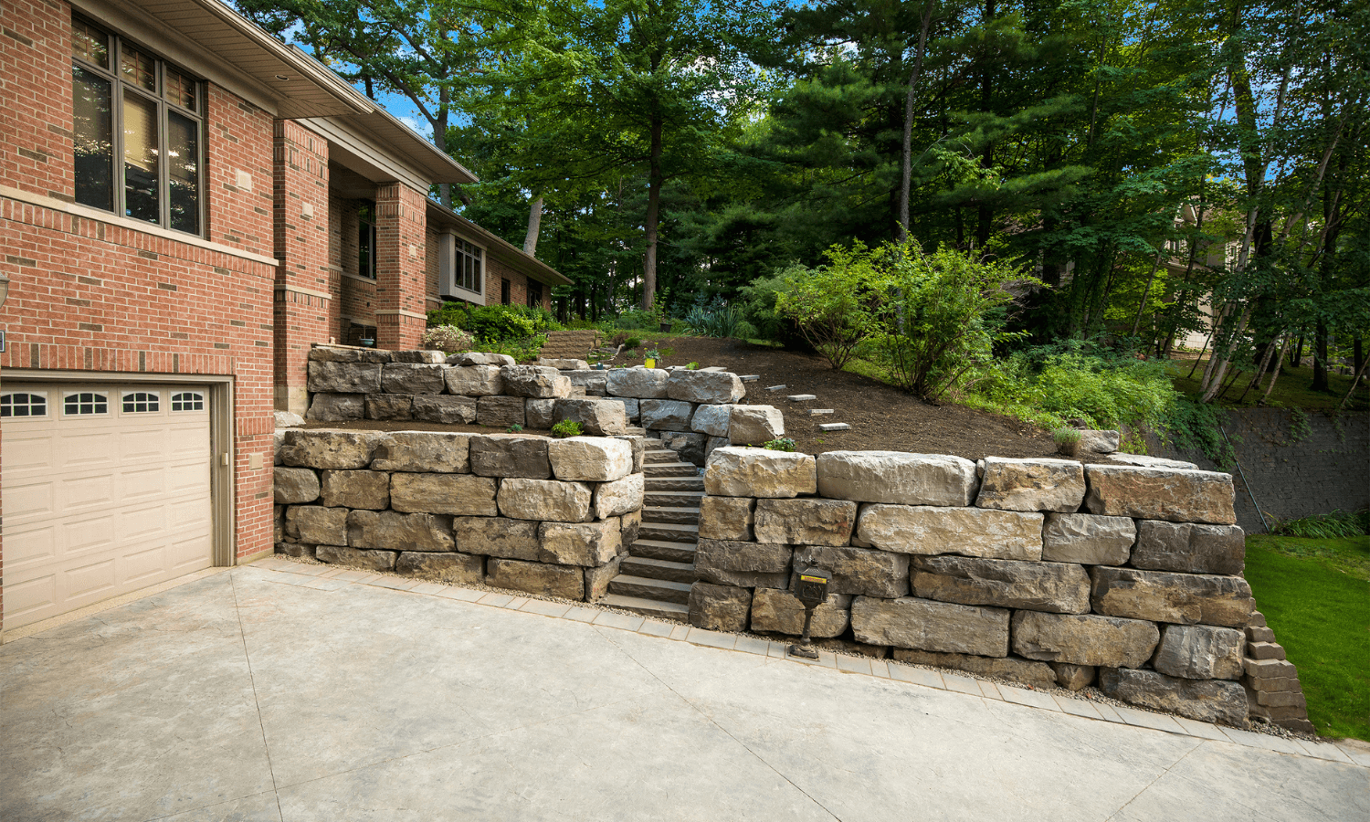 beautiful retaining wall using amour stone